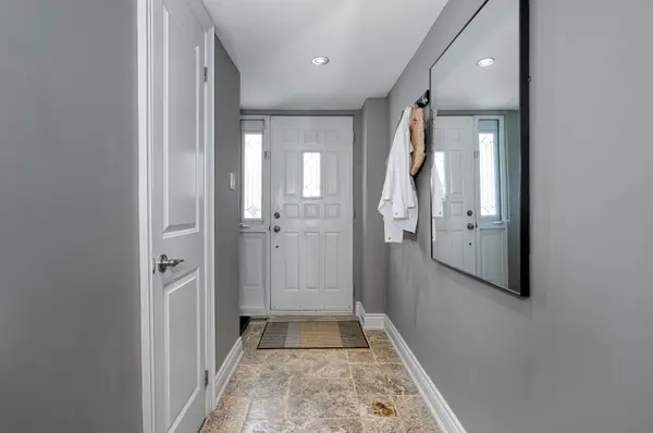 4 Bradbrook RD #1, Toronto W08, ON M8Z 5V3