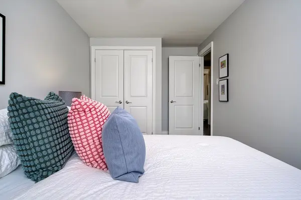 4 Bradbrook RD #1, Toronto W08, ON M8Z 5V3