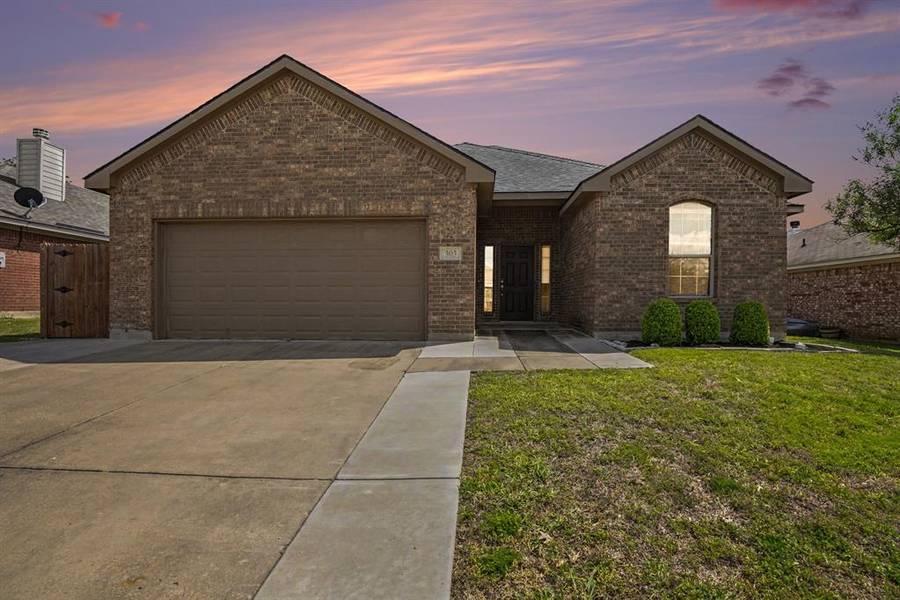 303 Stonegate Boulevard, Alvarado, TX 76009