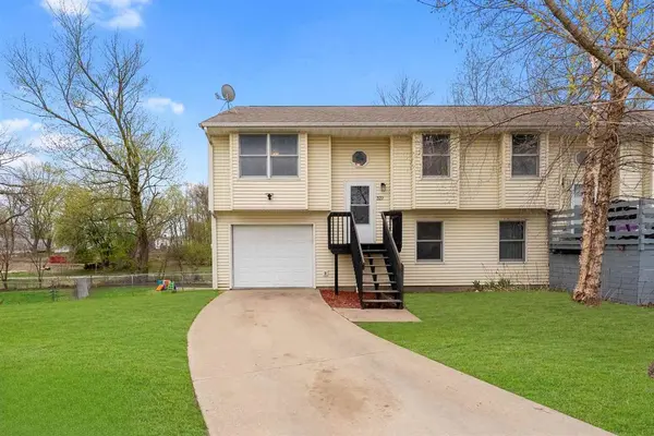 327 Parkview Ct, North Liberty, IA 52317