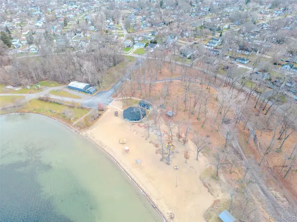 715 Lakeside DR, Waterford Charter Township, MI 48328