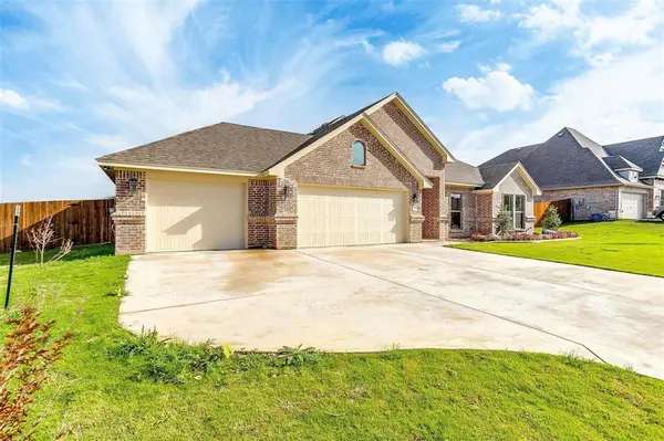 312 Trail Dust Drive, Godley, TX 76044