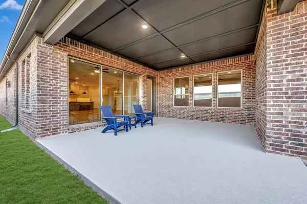 2085 Pine Grove Lane, Arlington, TX 76005