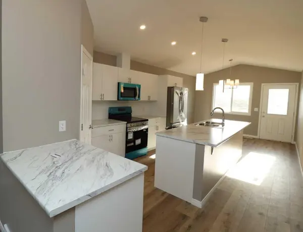 443 Henricks DR, Irricana, AB T0M 1B0