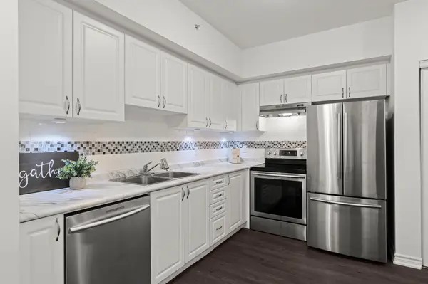 40 FERNDALE DR S #204, Barrie, ON L4N 2L3