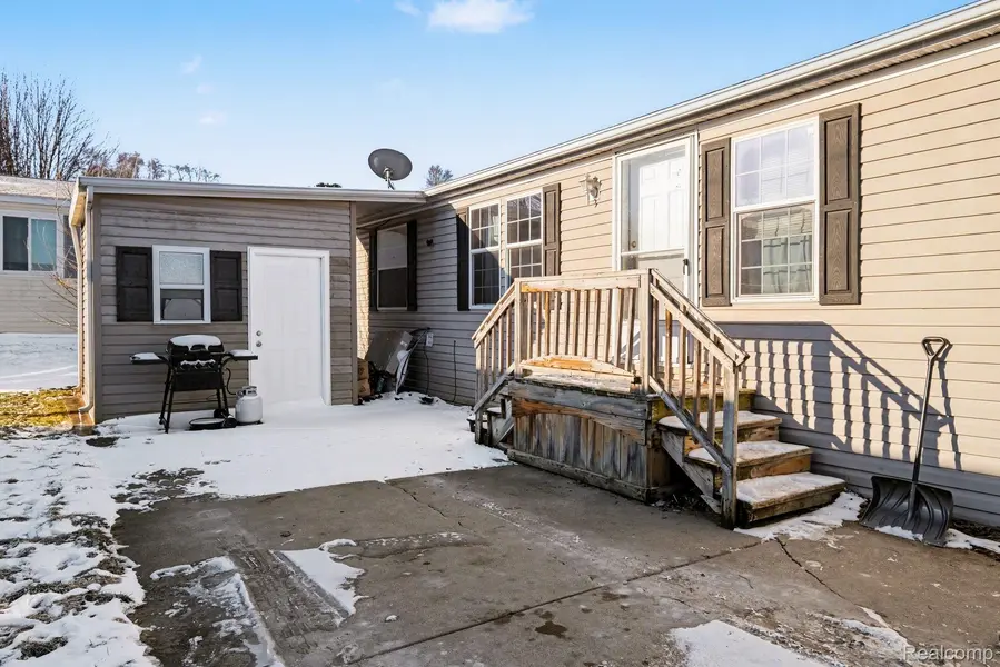 2055 Cedar CIR, Vienna Charter Township, MI 48420