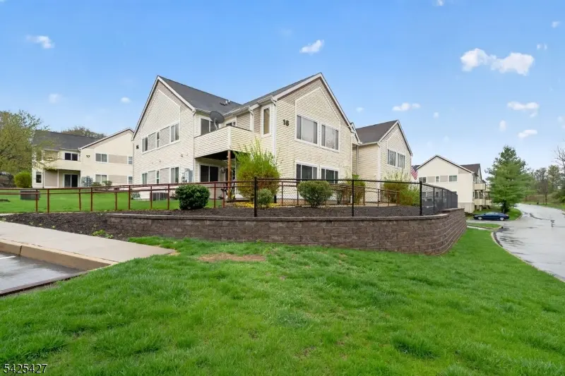 167 Falcon Ridge Way, Hamburg Boro, NJ 07419