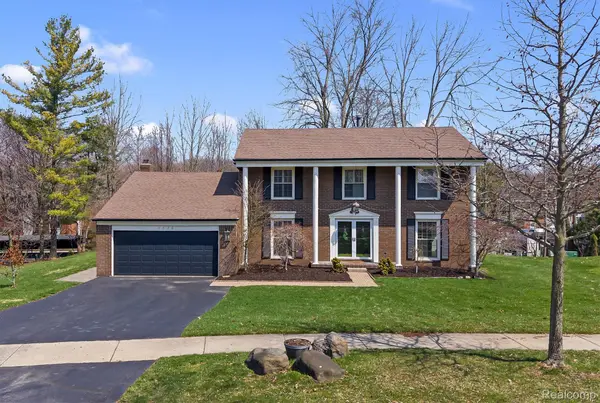 1132 Hemlock DR, Rochester, MI 48307