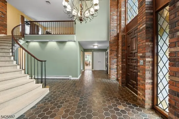 77 Macarthur Dr, Clifton City, NJ 07013