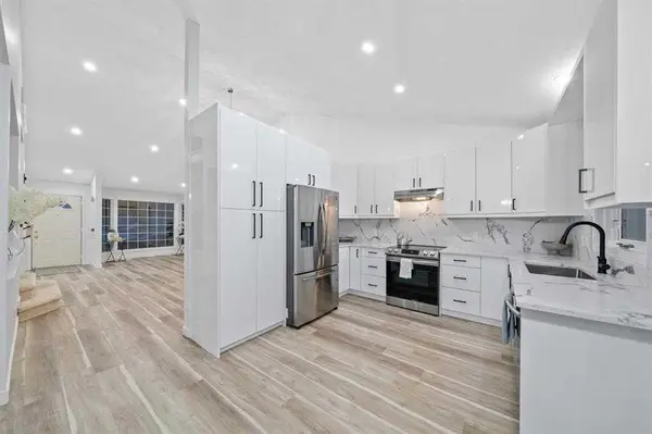 16 Sandringham Close NW, Calgary, AB T3K 3W8