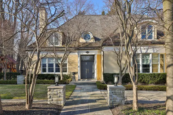 1 Glen Edyth PL, Toronto C02, ON M4V 2W1