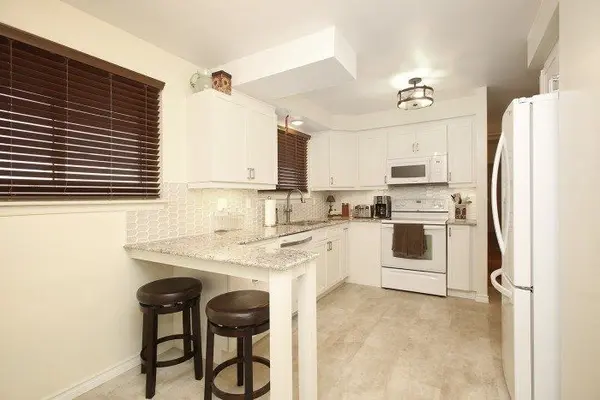 988 Ronlea AVE #Main, Oshawa, ON L1H 2X6