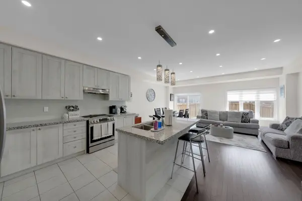 81 Lorne Thomas PL, New Tecumseth, ON L9R 0T8