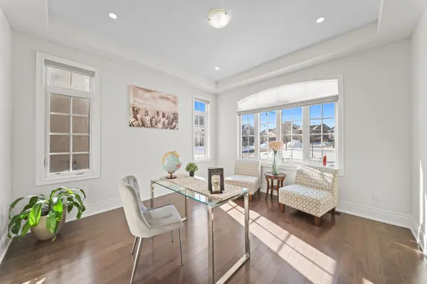 8 Markey CT, Brampton, ON L6P 4L1