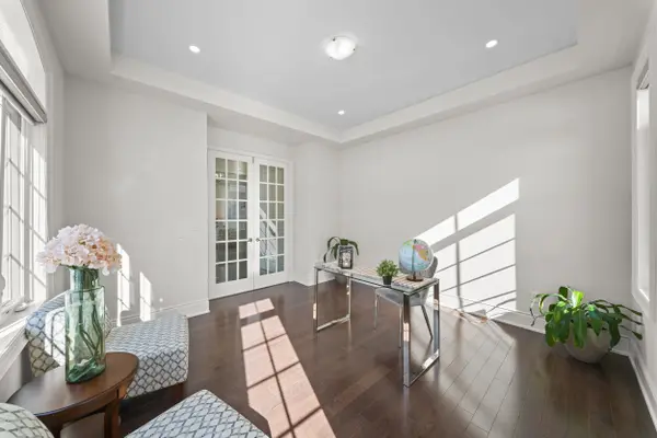 8 Markey CT, Brampton, ON L6P 4L1