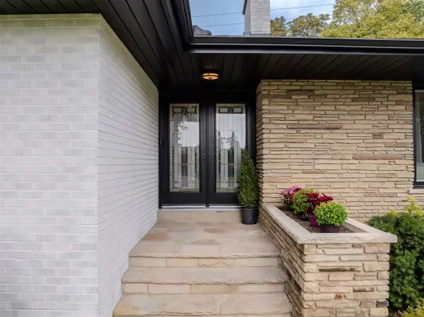 1253 Melton DR, Mississauga, ON L4Y 1L6