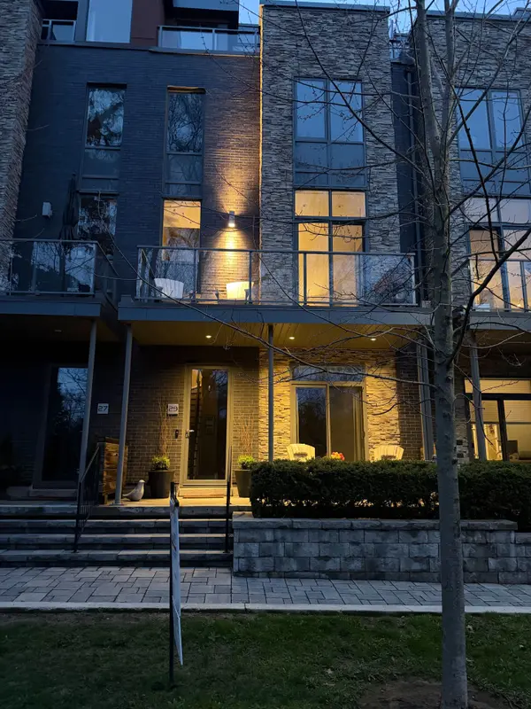 29 Godfrey's LN, Mississauga, ON L5H 2T1