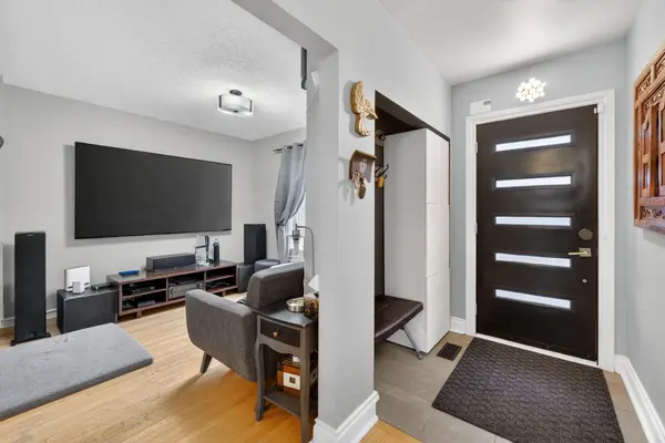 47 Berl AVE, Toronto W07, ON M8Y 3C6