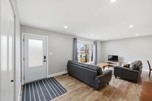 1284 Waverley CRES, Kingston, ON K7M 6J6