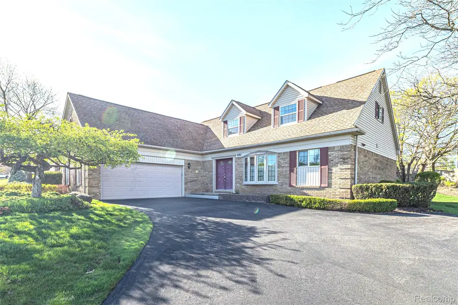 897 Augusta DR, Rochester Hills, MI 48309