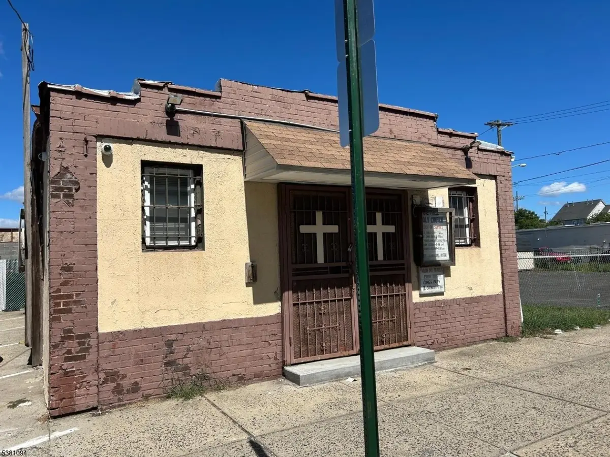 240 3rd St, Elizabeth City, NJ 07206