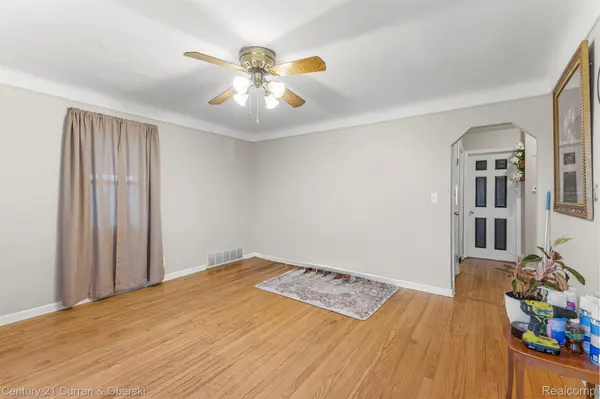 1827 Cleophus Pkwy, Lincoln Park, MI 48146