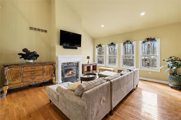 10229 Edgewood DR, Grand Blanc Charter Township, MI 48439