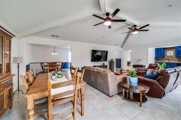 206 Edgewood Drive, Highland Village, TX 75077