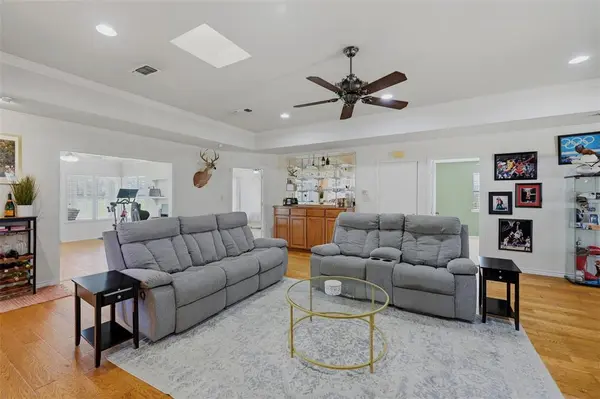 718 Kiowa Drive W, Lake Kiowa, TX 76240