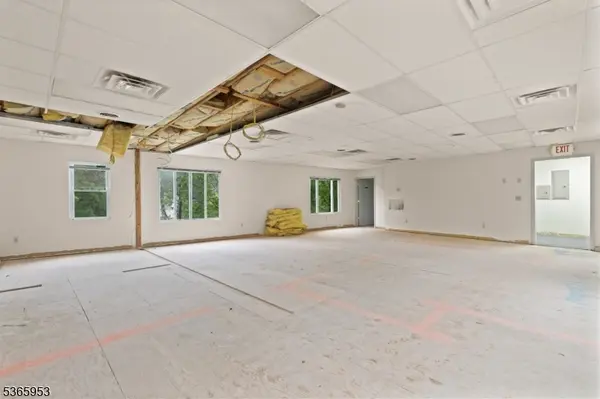 15 Hamburg Tpke, Bloomingdale Boro, NJ 07403