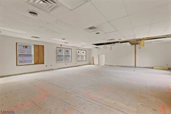 15 Hamburg Tpke, Bloomingdale Boro, NJ 07403