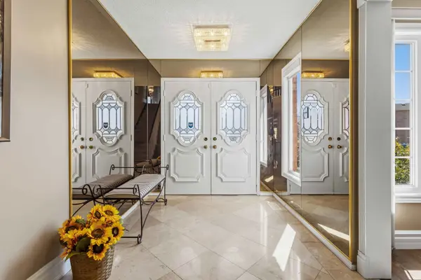 50 Lipton CRES, Whitby, ON L1R 1W7