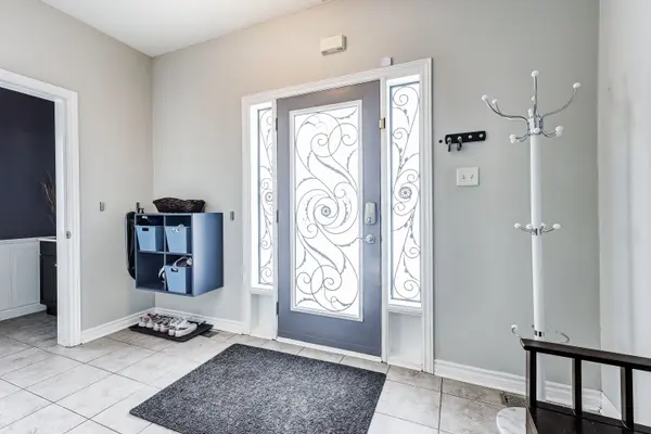 2 Laurelbank CRES, Georgina, ON L4P 4H6