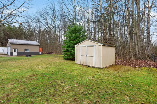 2 Cindy LN, Adjala-tosorontio, ON L0M 1M0