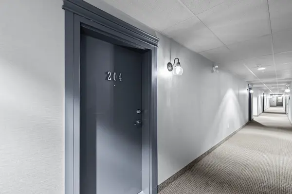 40 FERNDALE DR S #204, Barrie, ON L4N 2L3