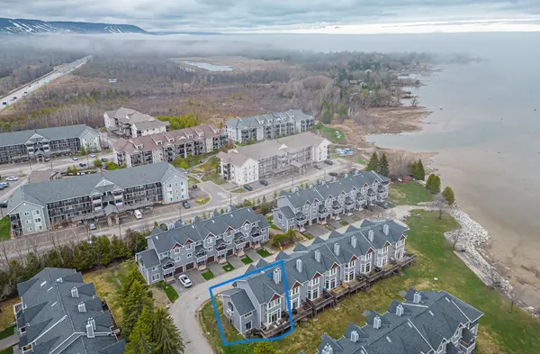 51 Lighthouse LN W, Collingwood, ON L9Y 5C8