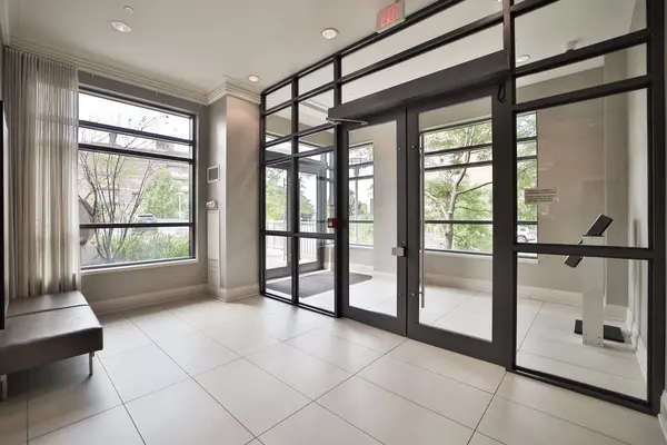 25 Fontenay CT #808, Toronto W08, ON M9A 0C4