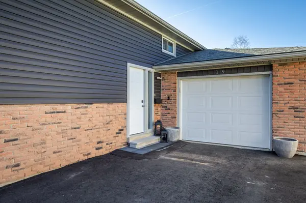 19 Southglen RD, Brant, ON N3R 6Z8