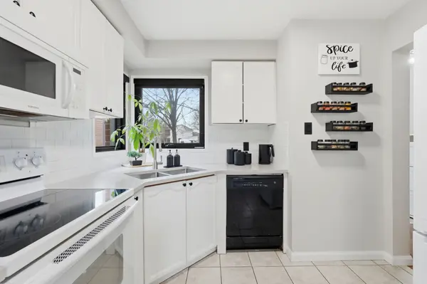 6 Woodcroft CRES, Hamilton, ON L8B 0H1