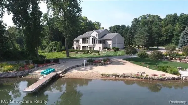 11245 BRITNEY LN, White Lake Charter Township, MI 48386