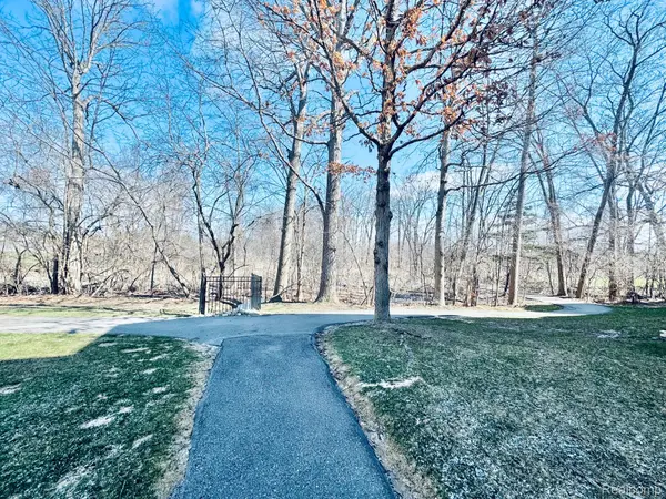 4956 Oak Hill DR #78, Waterford Charter Township, MI 48329