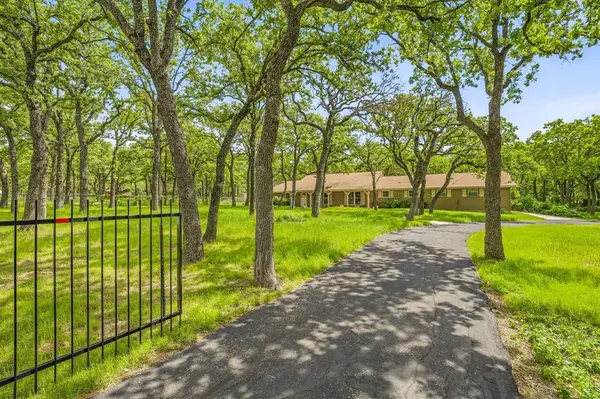 102 Shady Oak Drive, Weatherford, TX 76087