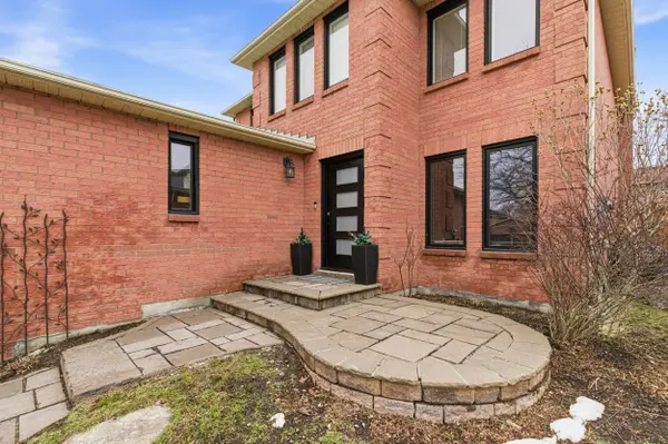 33 Dagwell CRES, Ajax, ON L1T 3M8