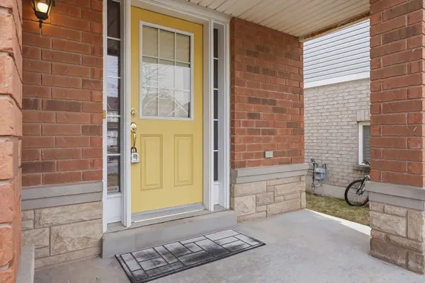 32 Warnford CIR, Ajax, ON L1T 0J6