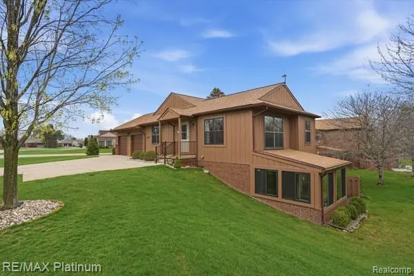 11832 Lexington Drive #4, Green Oak Township, MI 48178