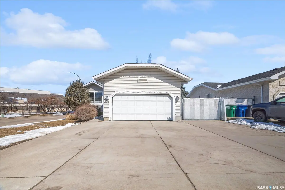 203 Konihowski ROAD, Saskatoon, SK S7S 1B2