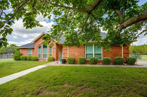 2533 Brandon Lane, Burleson, TX 76028