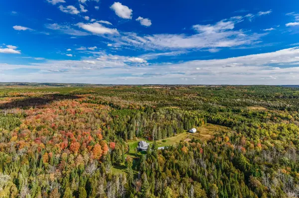 1076 Beaver LN, Springwater, ON L9X 0M1