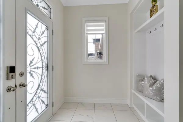 602 Queen Mary DR, Brampton, ON L7A 5H4