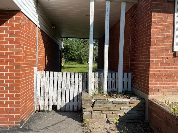 2431 Thorn Lodge DR, Mississauga, ON L5K 1K8